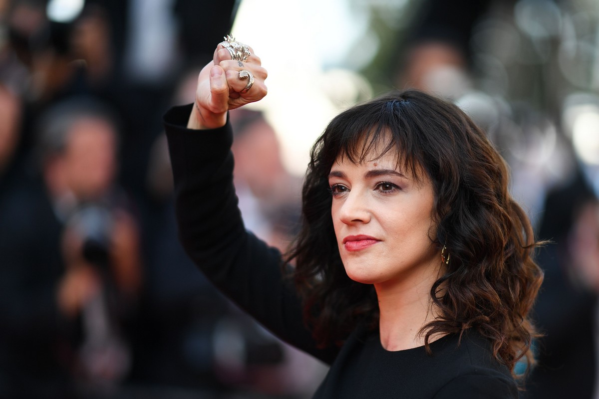 Use un movimiento de sacacorchos para hacer una espiral cara arriba o cara abajo en su pene